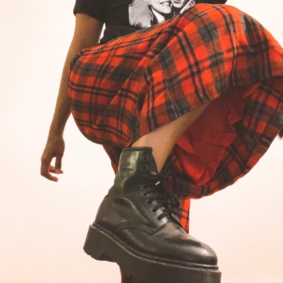 ❣️SOLD❣️High waisted wide leg plaid culottes - Picture 3 of 8